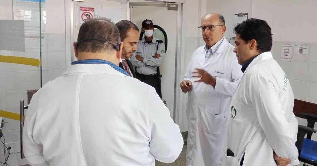 Médicos durante fiscalização no Hospital Regional de Lagarto