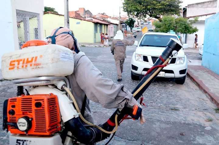 Agente aplica fumacê costal em rua de Aracaju