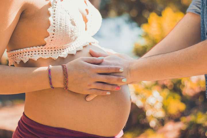 Gestante com as mãos sobre a barriga