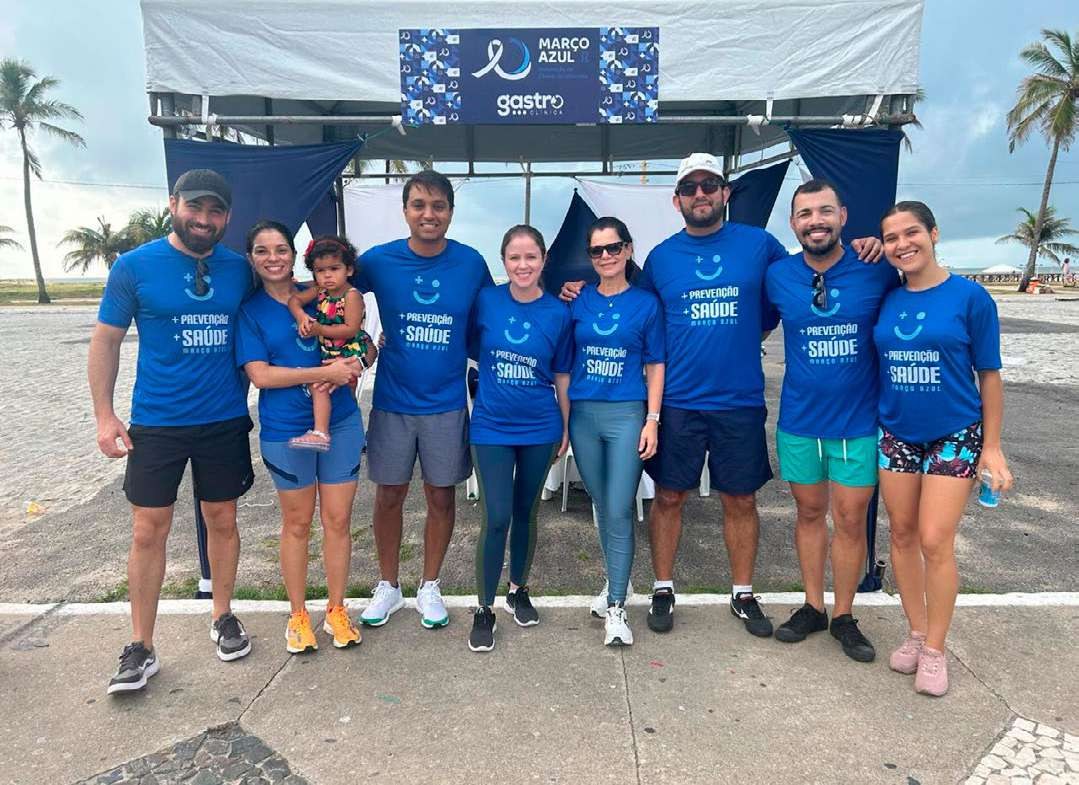 Equipe do Grupo Vitta em ação de conscientização na orla