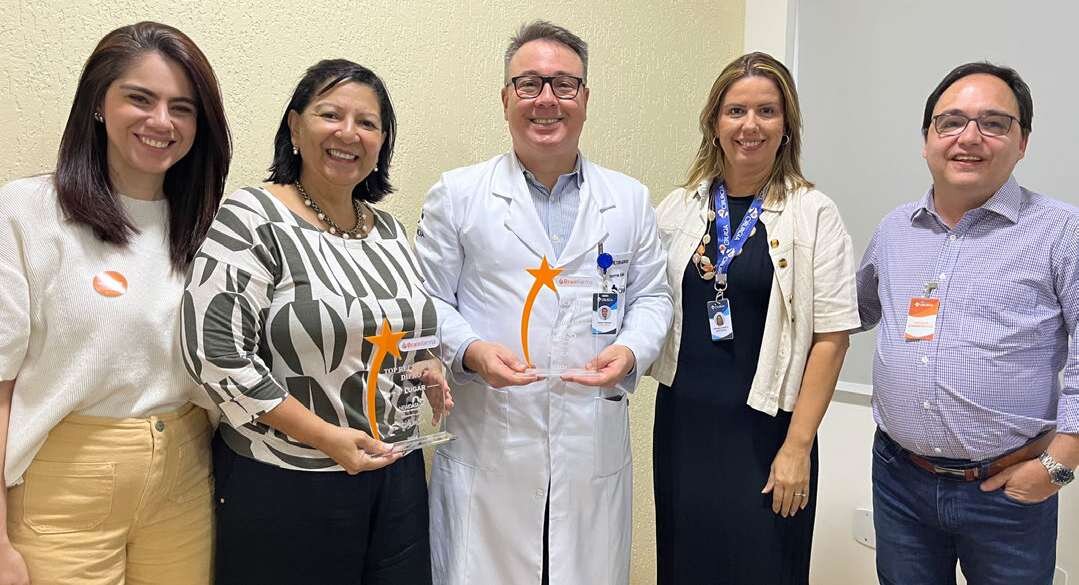 Equipe do Hospital de Cirurgia e da NewData com o prêmio Top Recruiter