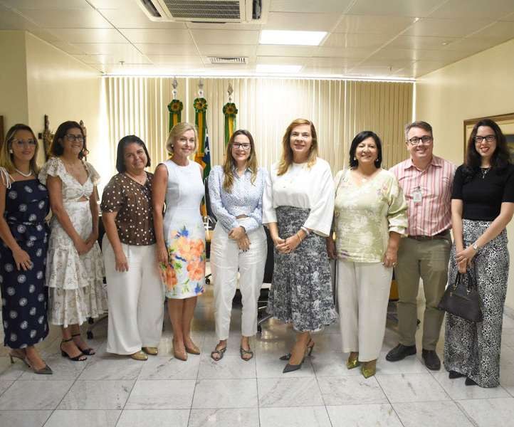 Representantes do Hospital de Cirurgia e do TJSE na assinatura do aditivo