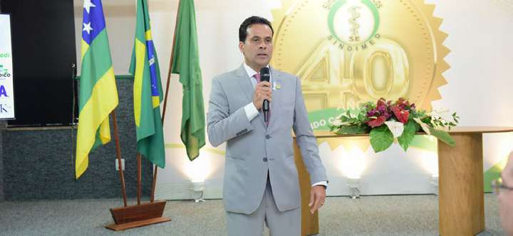 Helton Monteiro discursando no púlpito na solenidade do Dia do Médico