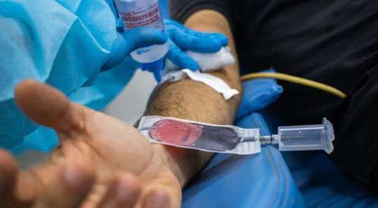 Bolsa de sangue em coleta no Hemose