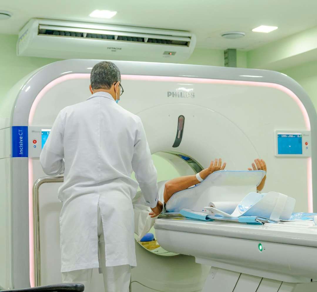 Paciente em exame de imagem no Hospital de Cirurgia