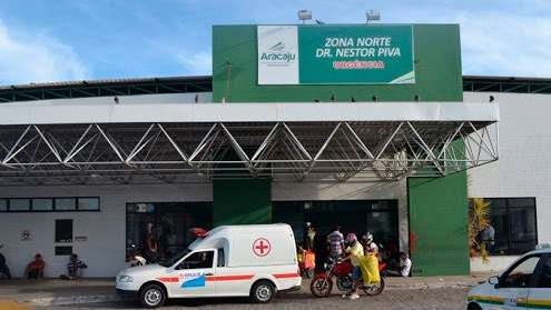 Fachada do Hospital Zona Norte Dr. Nestor Piva com ambulância