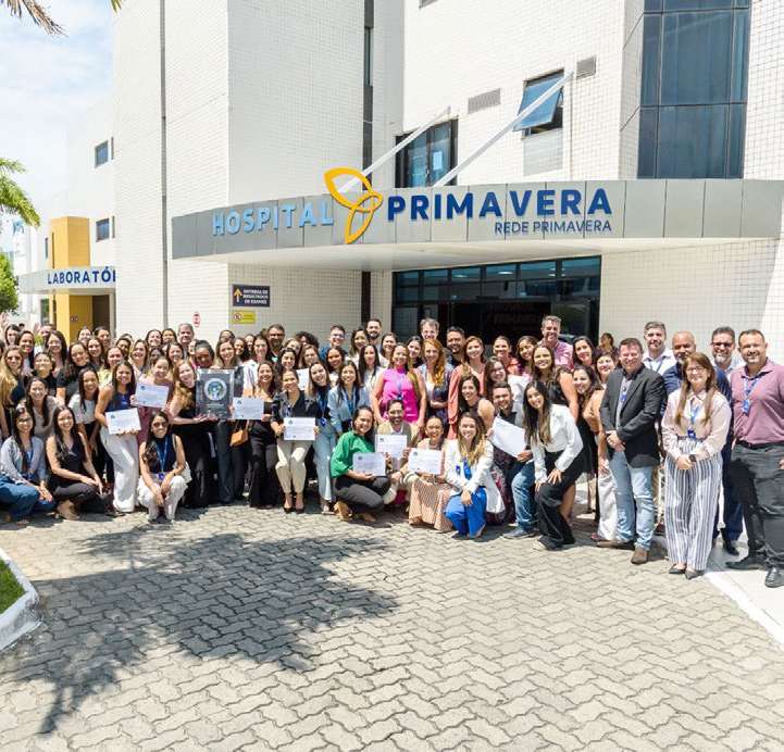 Equipe de enfermagem da Rede Primavera reunida em frente ao hospital