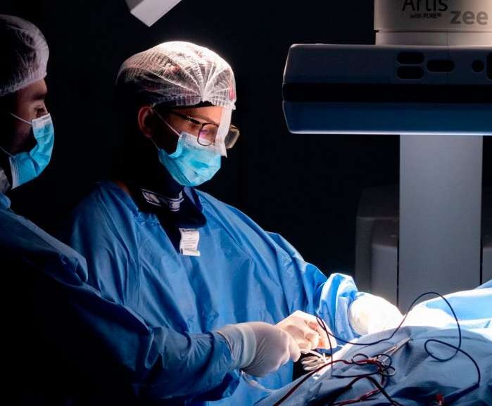 Médico durante implante de marca-passo no Centro de Hemodinâmica do Huse