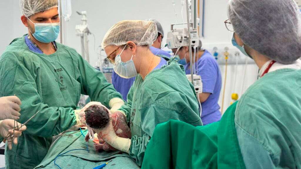 Equipe médica realiza parto cesariano no Huse