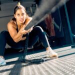 Atleta empurrando trenó em prova de Hyrox