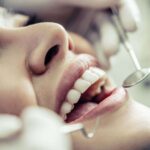Paciente sorrindo durante avaliação odontológica
