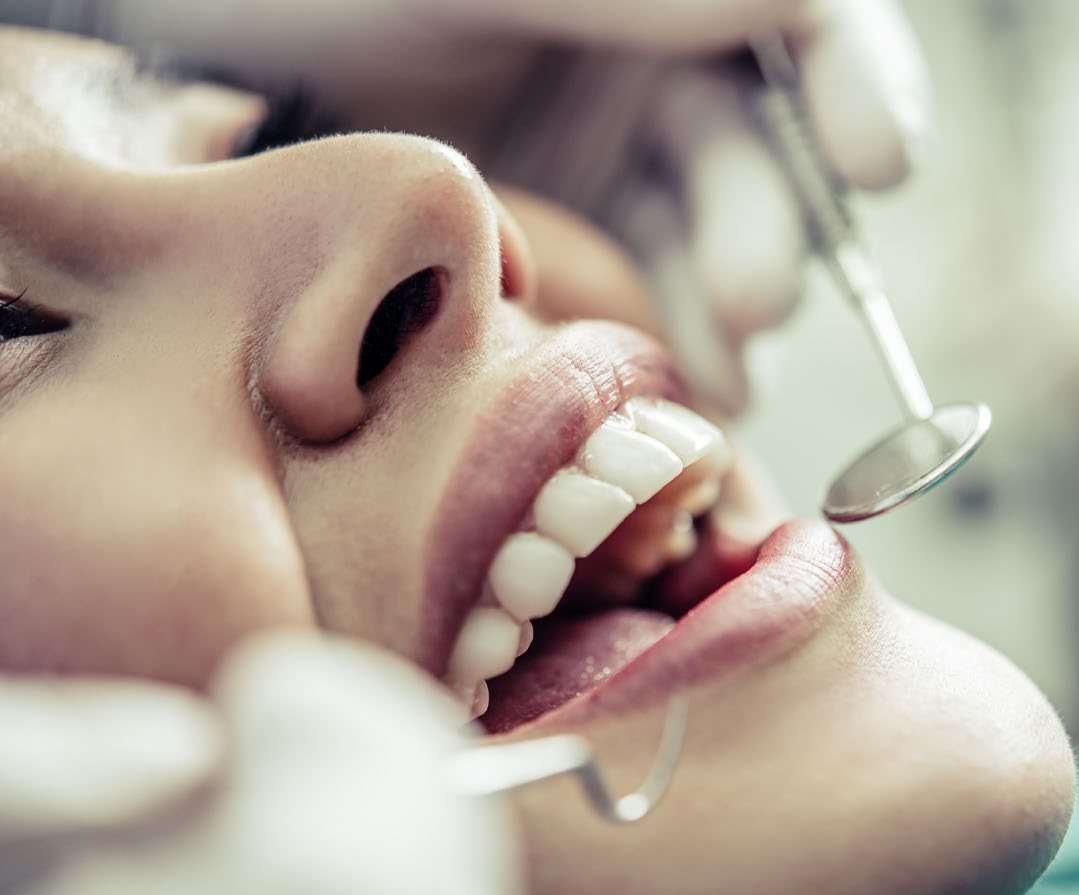 Paciente sorrindo durante avaliação odontológica