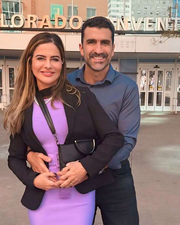 Casal de médicos Iuri e Andréa Telles em frente ao centro de convenções em Denver