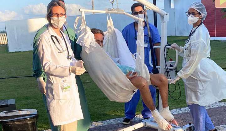 Paciente e profissionais de saúde na área verde do hospital