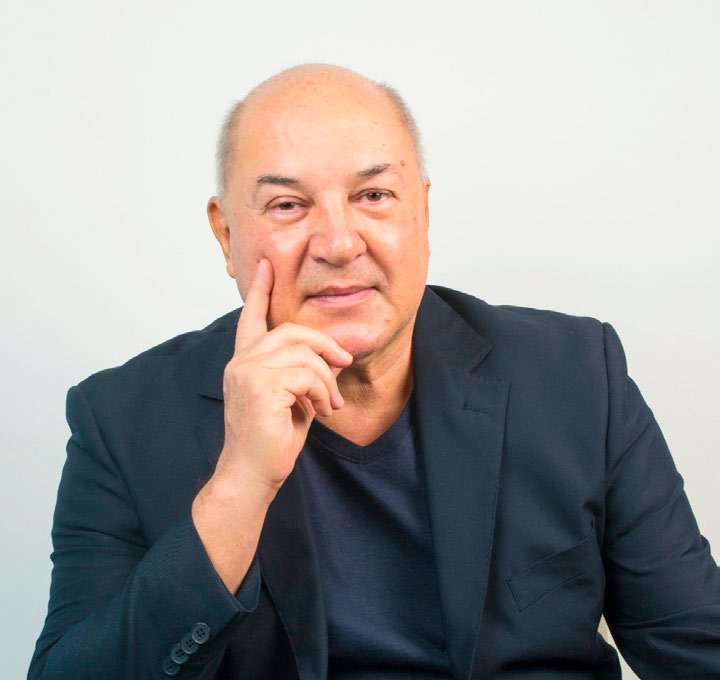 Retrato de Jorge Guedes sentado, com a mão no queixo