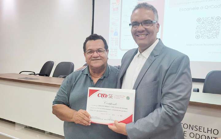 Dr. José Augusto entregando certificado ao Dr. Carlos Humberto no evento Café com Ciência