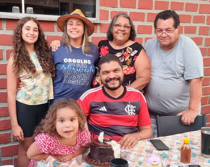 Dr. José Augusto reunido com esposa, filha, netas e genro em casa