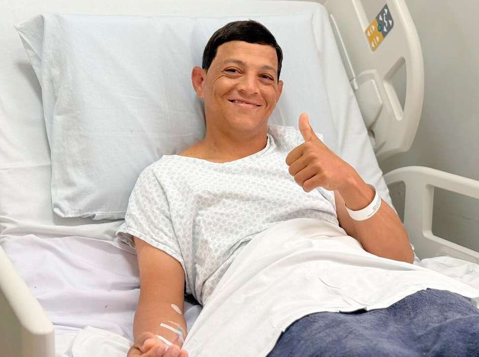 Josenaldo Oliveira Freitas, primeiro paciente transplantado de rim do HC, faz sinal de positivo no leito