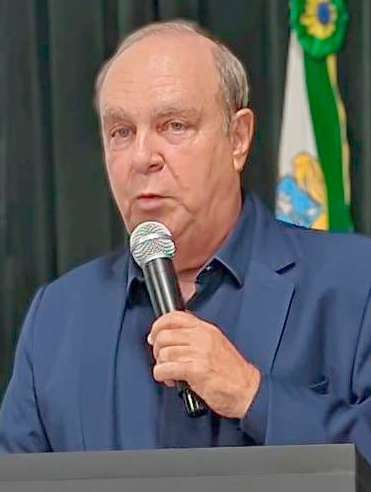 Lucio Prado Dias discursa ao microfone
