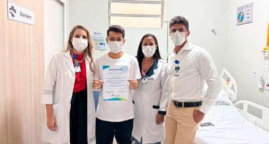 Paciente Luiz Alberto Santana ao lado da equipe responsável pela cirurgia