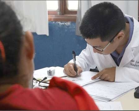 Médico atende paciente em unidade de saúde