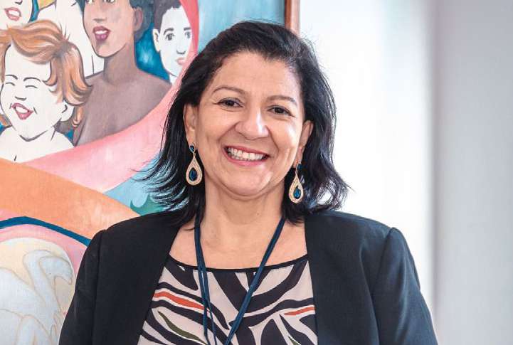Enfermeira Márcia Guimarães sorrindo