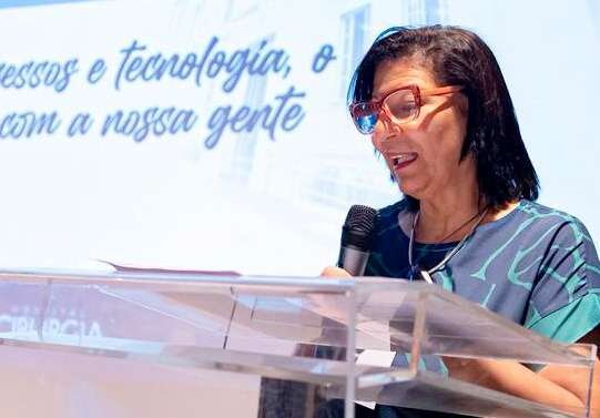 Enfermeira Márcia Guimarães discursa na abertura do simpósio