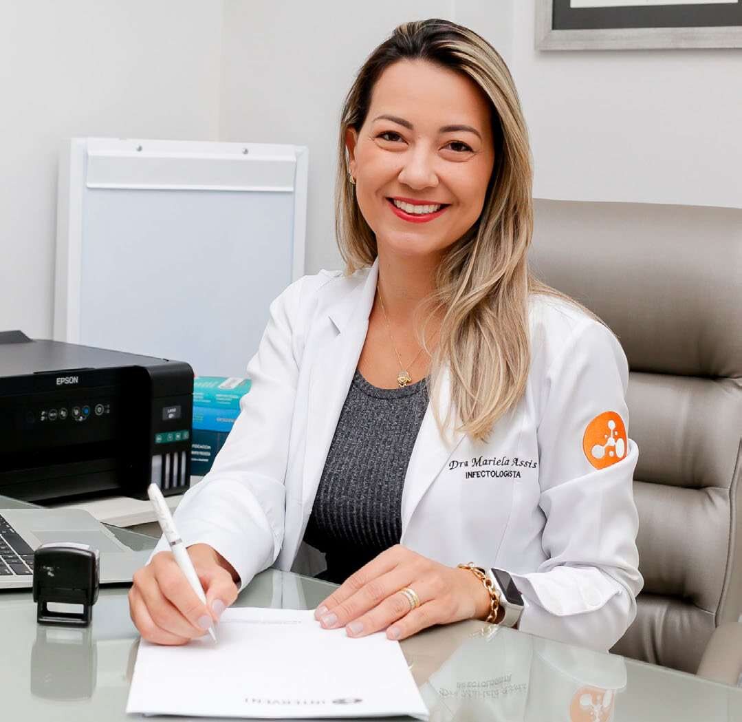 Infectologista Mariela Cometki em consultório