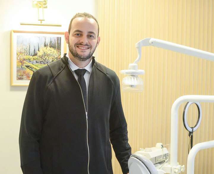 Dr. Mark Jon Sabey, cirurgião bucomaxilofacial