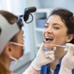 Paciente sorrindo durante atendimento odontológico