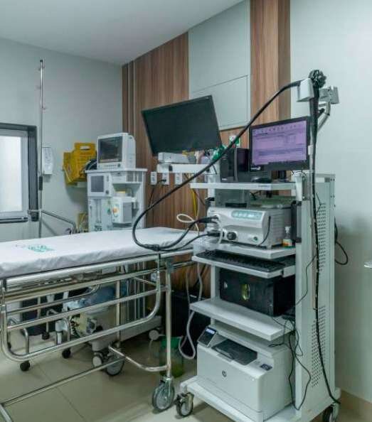 Sala de endoscopia com equipamentos de colonoscopia