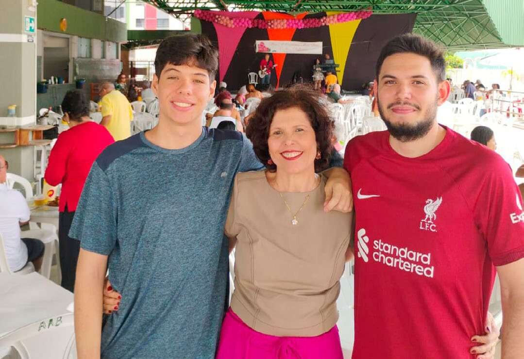 Neide Carvalho ao lado dos filhos, Thiago e Gabriel