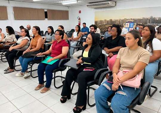 Novos profissionais da Atenção Primária reunidos em auditório