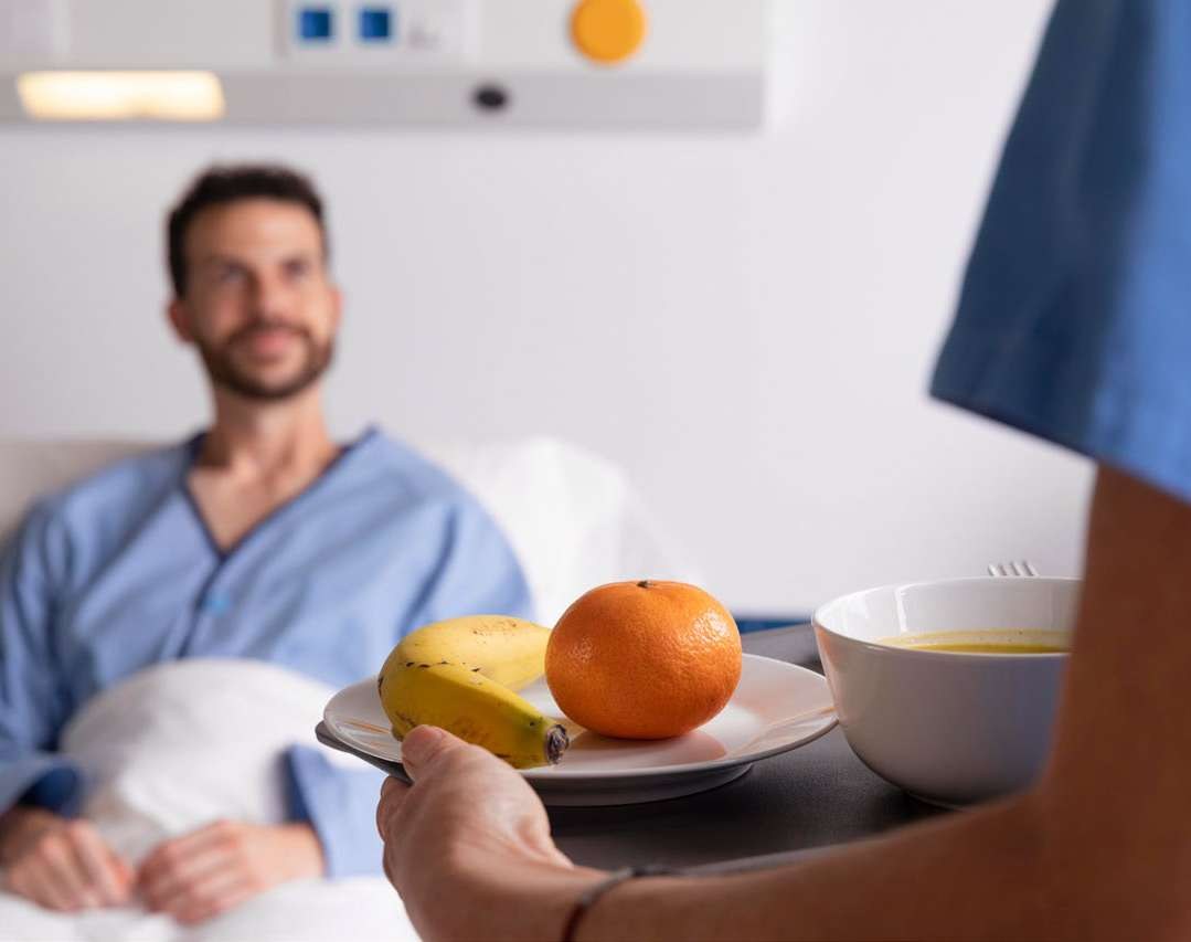 Paciente hospitalizado recebendo refeição com frutas