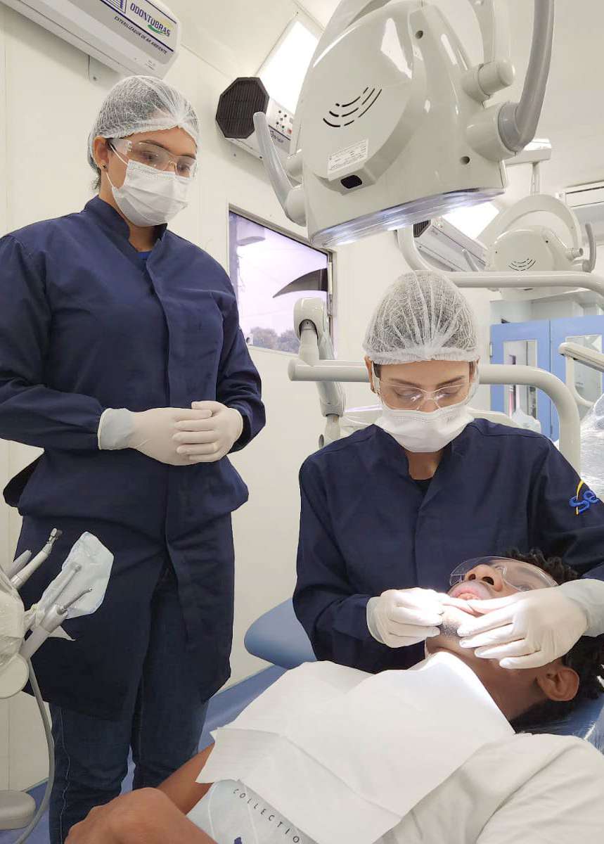 Dentistas do OdontoSesc atendem paciente