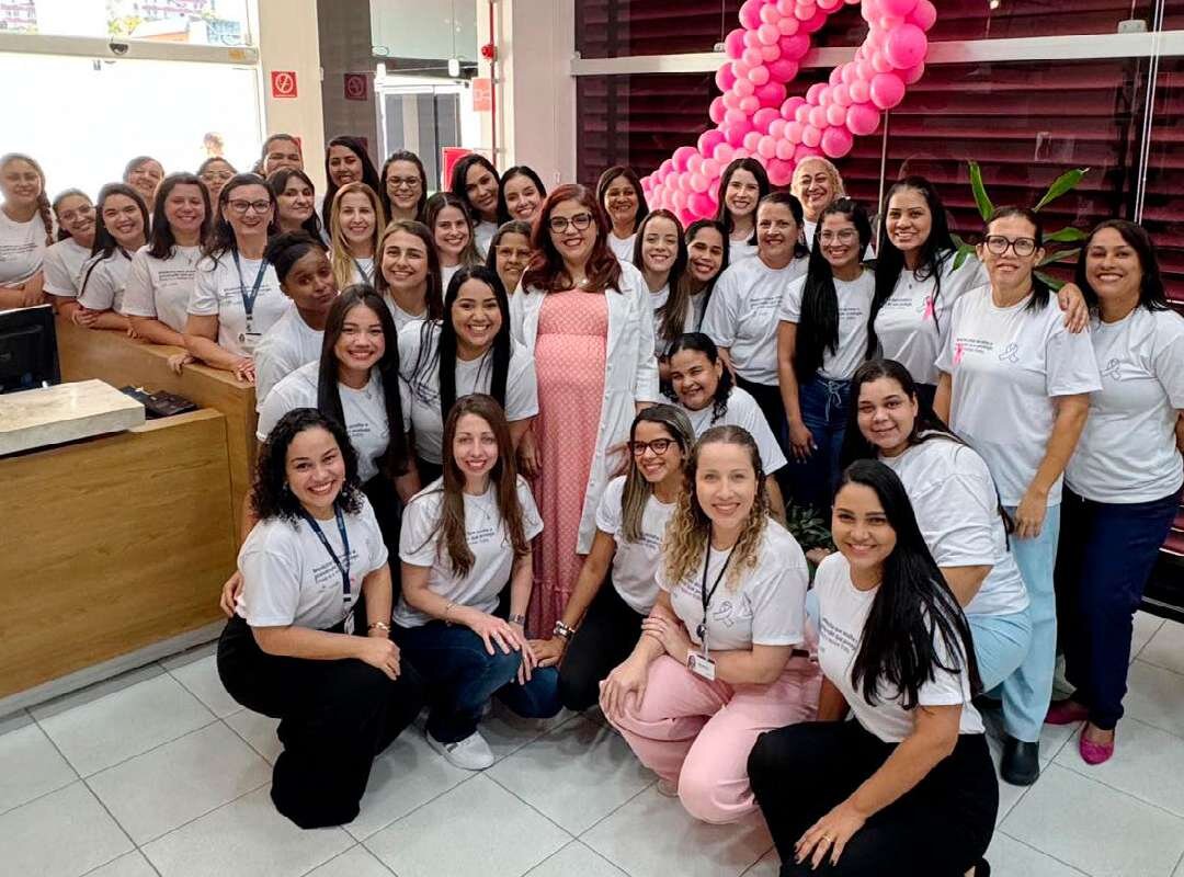 Equipe da Onco Hematos e da Clínica Homo vestida de rosa