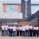 Equipe da Otocenter diante da clínica na Campanha Nacional da Voz