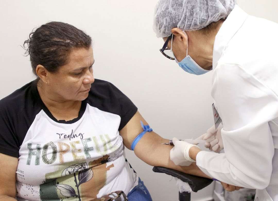 Paciente realiza coleta de sangue durante o mutirão
