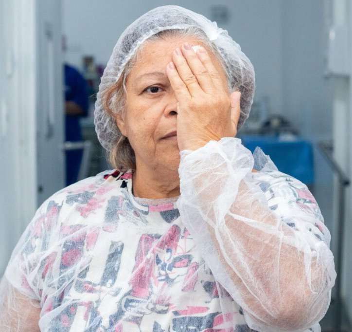 Paciente idosa cobre um dos olhos após cirurgia