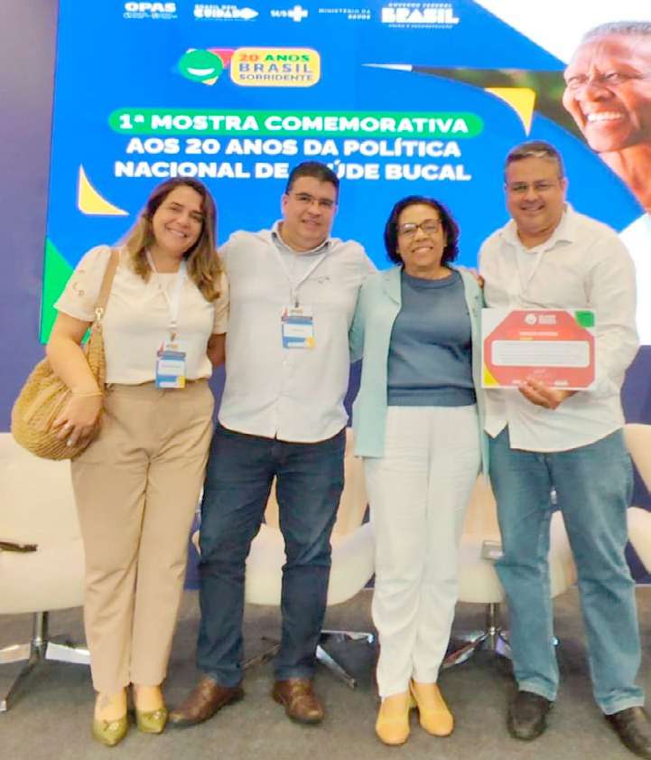 Equipe do serviço odontológico do Hospital de Itabaiana com o prêmio