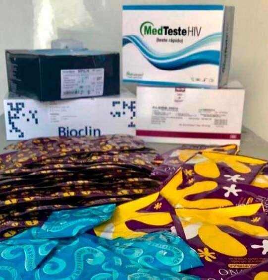 Preservativos e kits de testes rápidos distribuídos pela Secretaria Municipal da Saúde