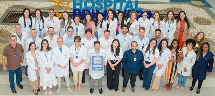Equipe do Hospital Primavera reunida com o certificado da SOBRAMH
