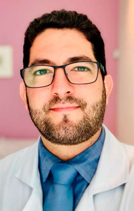 Retrato do oncologista Raul Amorim Marques de óculos e barba