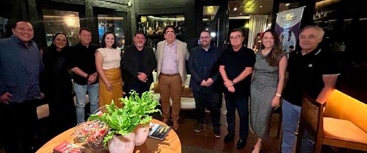 Grupo de convidados reunidos no jantar de lançamento da Select