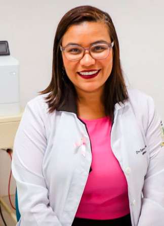 Médica Roberta Souza de jaleco sorrindo