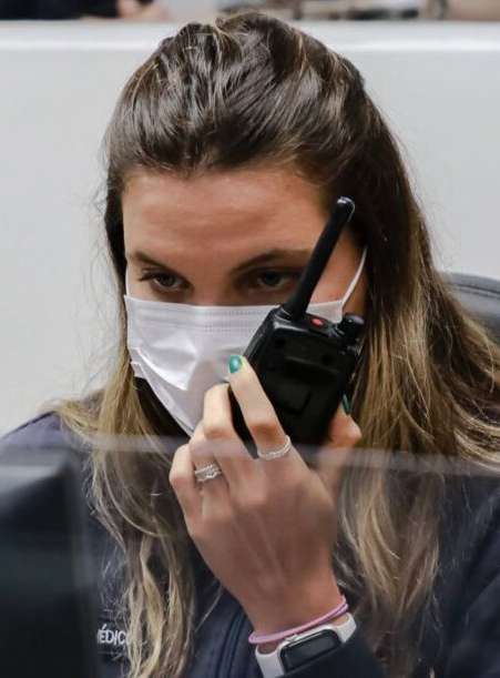 Atendente do Samu com fone e rádio na central de regulação