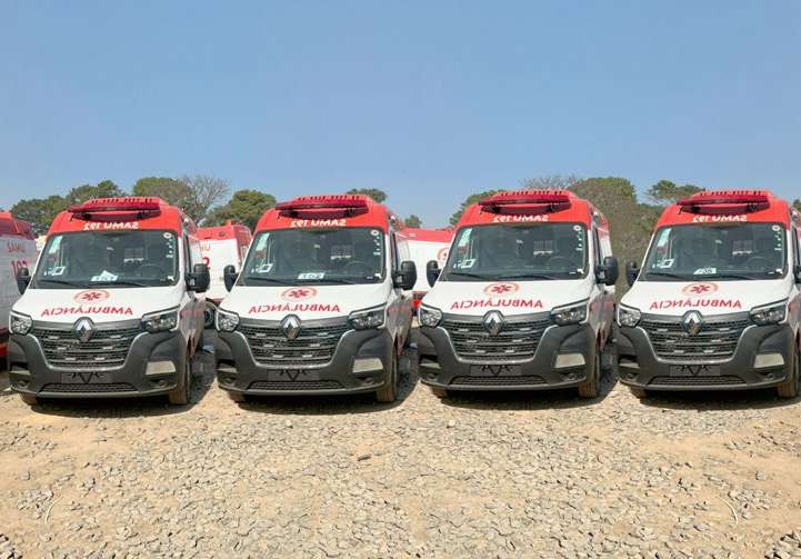 Quatro novas ambulâncias do Samu estacionadas lado a lado