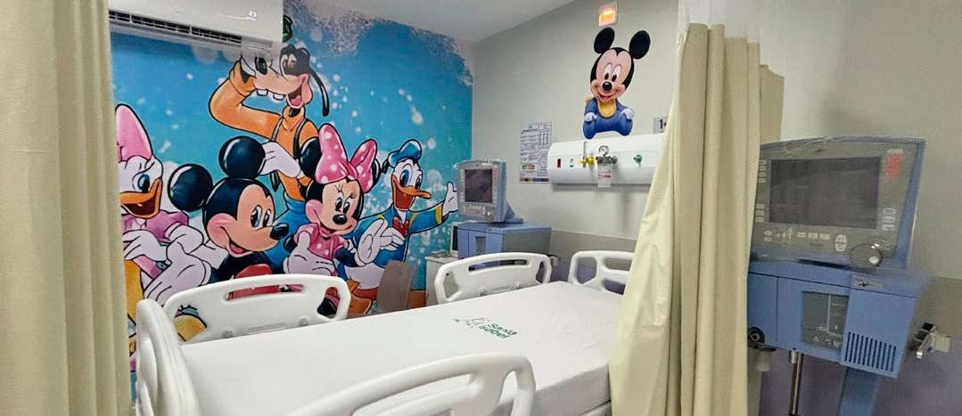 Enfermaria da Ala Girassol decorada com personagens infantis