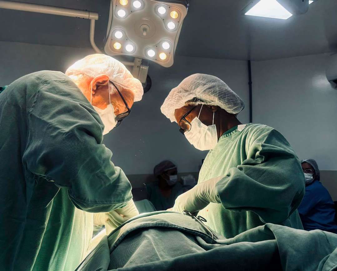 Equipe médica em procedimento no Hospital e Maternidade Santa Isabel