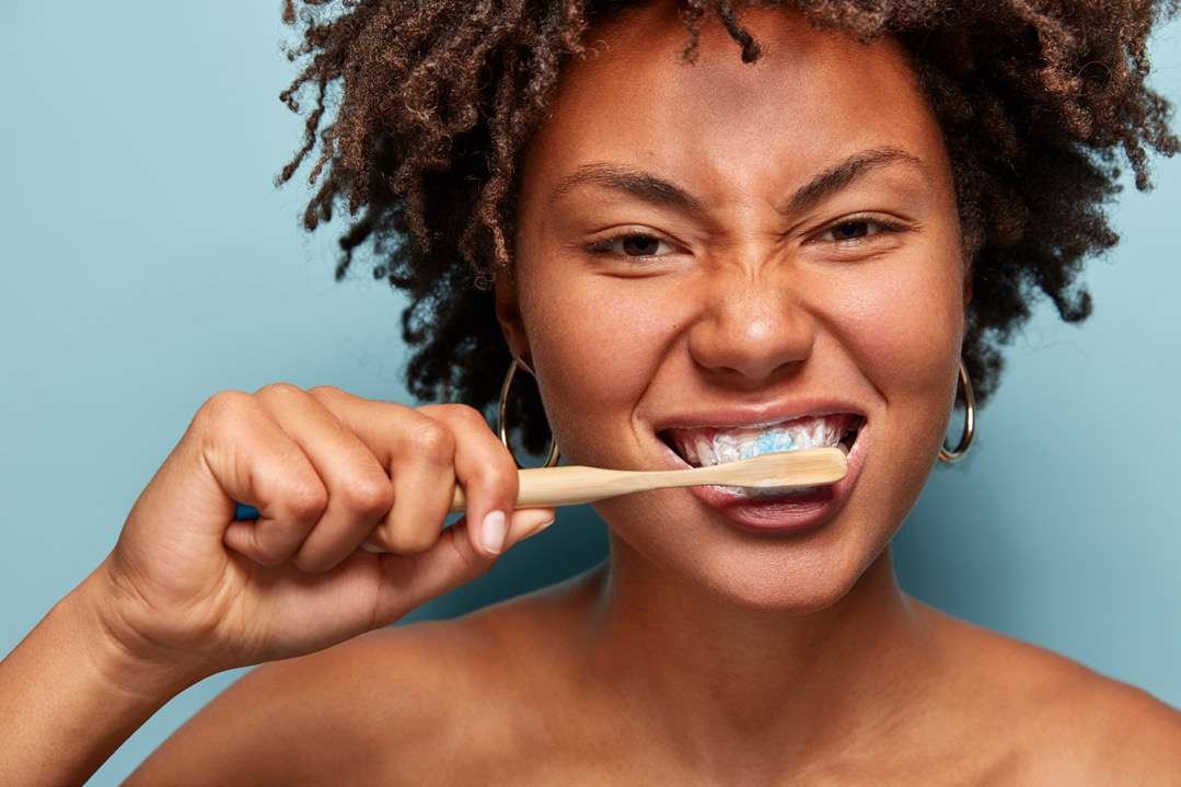 Mulher escovando os dentes